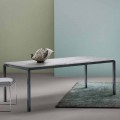 Mesa de diseño Bebop de mármol blanco fabricada en Italia.