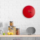 Reloj de pared rojo con diseño italiano redondo y moderno en madera - Callisto viadurini