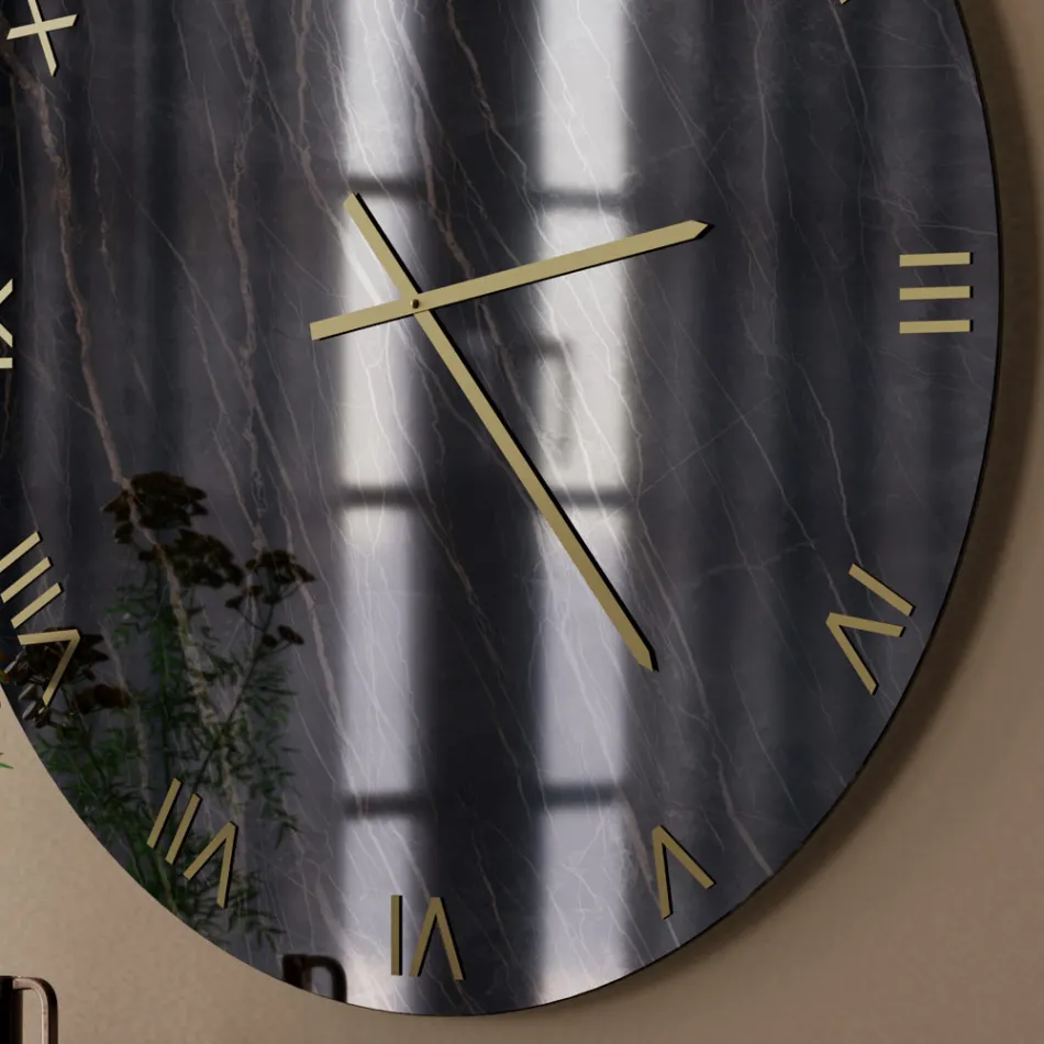 Reloj de pared de cristal con efecto mármol negro y dorado y manecillas de latón - Cortex viadurini