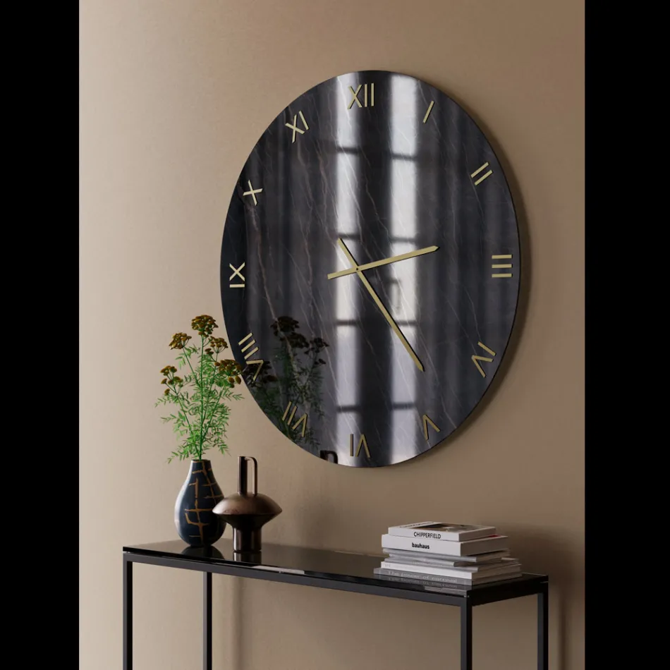 Reloj de pared de cristal con efecto mármol negro y dorado y manecillas de latón - Cortex viadurini