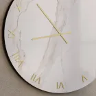 Reloj de pared de cristal con efecto mármol Calacatta y agujas de latón - Axis viadurini