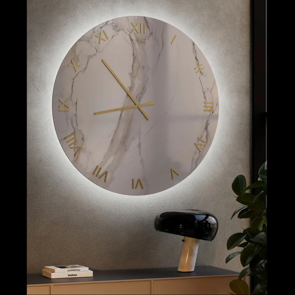 Reloj de pared de cristal con efecto mármol Calacatta y agujas de latón - Axis viadurini