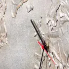 Moderno reloj con cinco cuadrantes que representa el mundo Miles viadurini