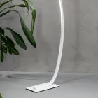 Lámpara de pie LED moderna regulable en metal negro, dorado o blanco - Góndola viadurini
