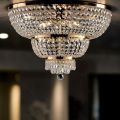 Lámpara de techo de hierro dorado con pedrería, fabricada en Italia (Austria).