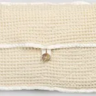 Clutch de algodón blanco natural nido de abeja con botón de nácar - Anteha viadurini