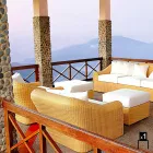 Sillón de diseño exterior de polietileno tejido a mano Cooper viadurini