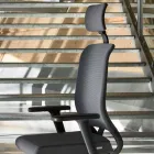 Sillón de oficina de diseño ergonómico giratorio ecológico con reposacabezas - Meliva viadurini