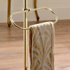 Toallero de suelo con jabonera vintage de latón y cerámica - Rouen viadurini