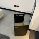 Soporte de madera moderno en diseño minimalista de acero negro con grabado - Altano viadurini