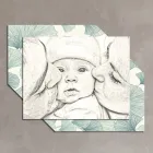 Cuadro de madera con estampado de un beso a un niño Made in Italy - Andorra viadurini