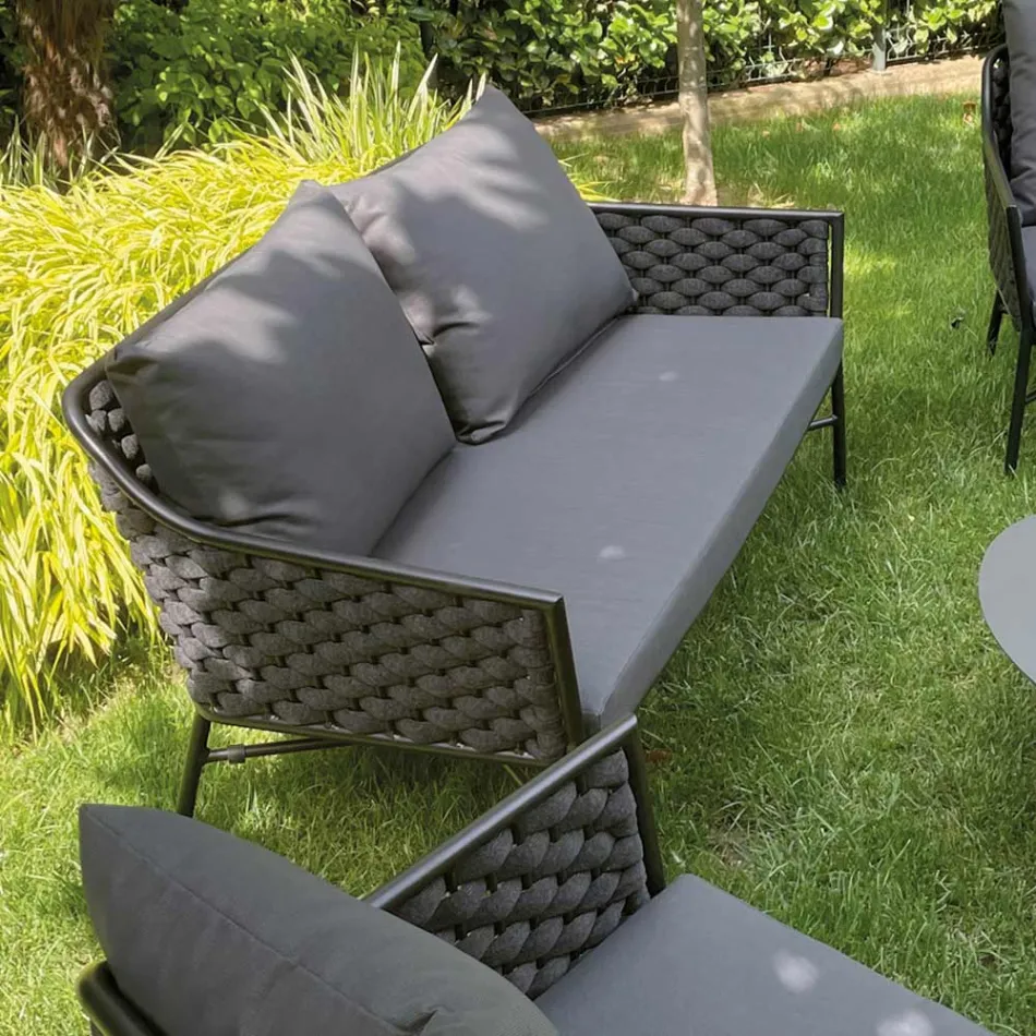 Sala de estar compuesta por sofá, sillones y dos mesas de centro de aluminio - Yuma viadurini