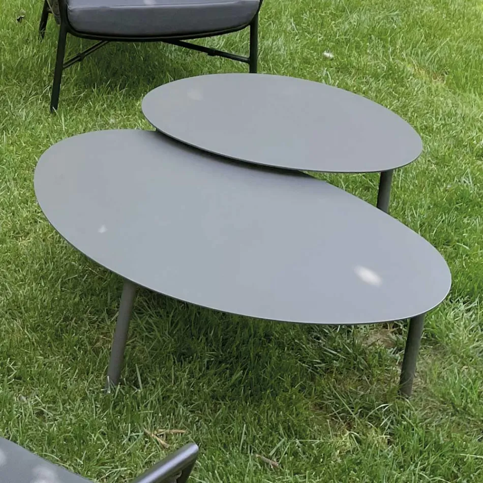 Sala de estar compuesta por sofá, sillones y dos mesas de centro de aluminio - Yuma viadurini