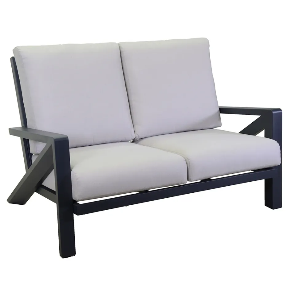 Salón compuesto por sofá, mesa de centro y sillones con reposapiés - Tablón de anuncios viadurini