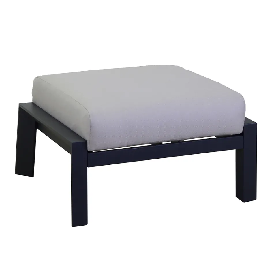 Salón compuesto por sofá, mesa de centro y sillones con reposapiés - Tablón de anuncios viadurini