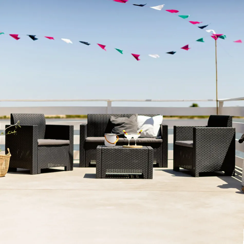 Salón con 1 sofá, 2 sillones y 1 mesa de centro con cojines de asiento - Máquina viadurini