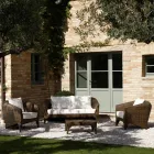 Salón de poliratán marca REHAU en diferentes acabados y cojines blancos - Madness viadurini