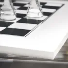 Tablero de ajedrez moderno de plexiglás negro o blanco hecho en Italia - Checkmate viadurini