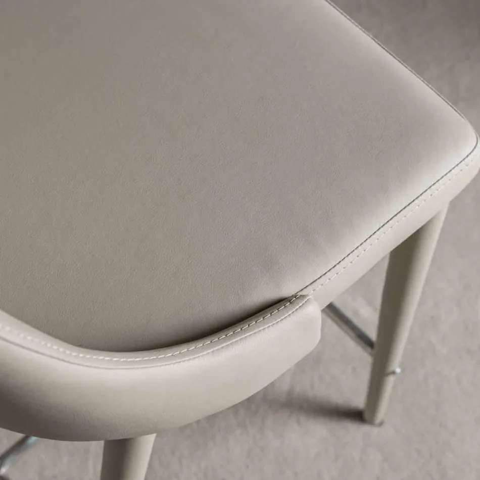 Taburete con respaldo, base metálica de diseño - Berenice viadurini