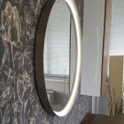 Espejo de pared redondo con marco de metal varios colores y luz led - Renga viadurini