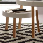 mesa de café en el asiento de haya con polipropileno blanco Pineto viadurini