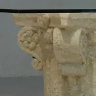 Mesa de centro con sala de piedra y vidrio de estar con un diseño clásico de Balos viadurini