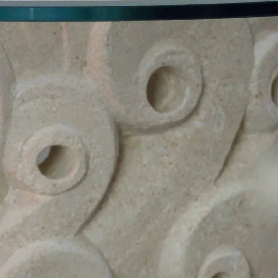 Mesa de centro oval de piedra viva y cristal, moderno diseño Lindos viadurini