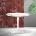 Mesa de centro redonda Tulip de Saarinen, 41 cm de altura, en cerámica mate Florim Statuario - Escarlata