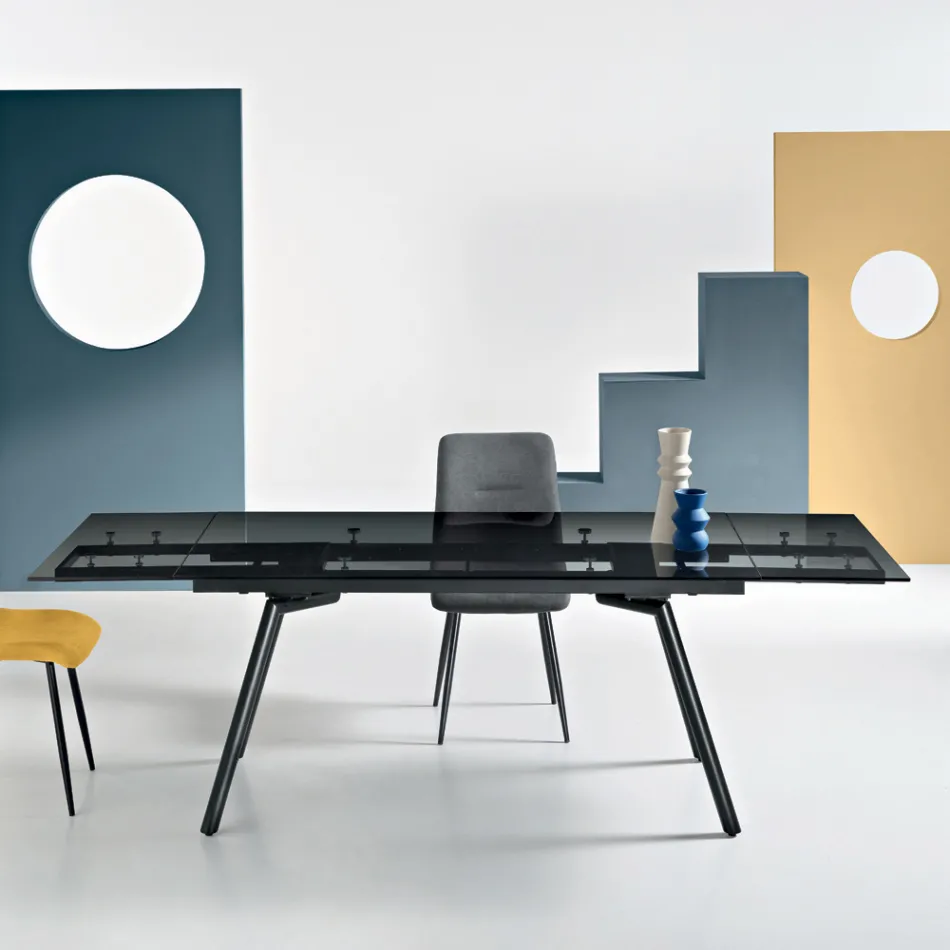 Mesa extensible de 160/240 x 91 cm en cristal ahumado y base de metal negro - Columna viadurini