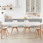 Mesa extensible hasta 180 cm con patas de madera maciza color roble y rutenio viadurini