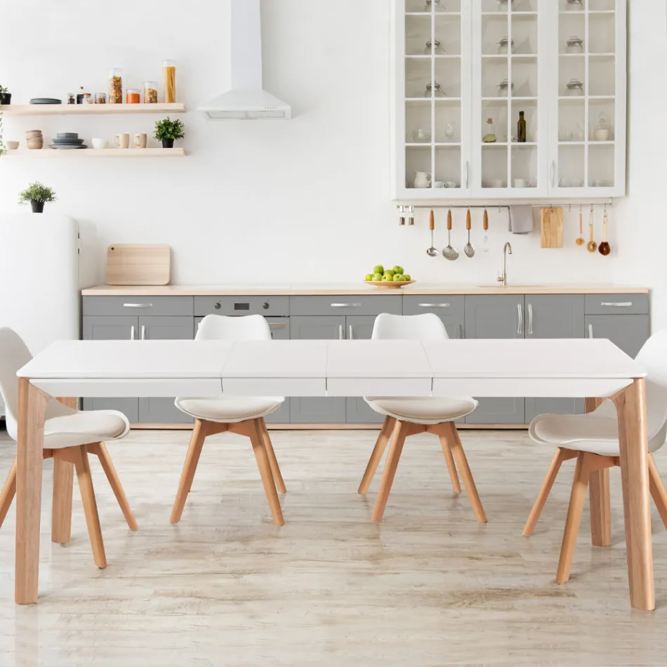 Mesa extensible hasta 180 cm con patas de madera maciza color roble y rutenio viadurini