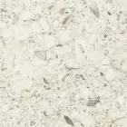 Mesa de exterior con base de madera y tapa de cerámica blanca terrazo - Infinity viadurini