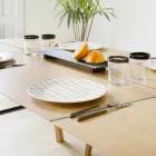 Mesa de comedor moderna de madera de fresno con detalles negros o dorados - Andria viadurini