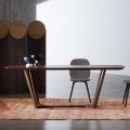 Mesa fija con tapa perfilada y base de madera Made in Italy - Digory