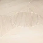 en la mesa de roble pulido con acabado de cera Andy viadurini