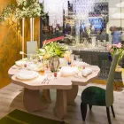 en la mesa de roble pulido con acabado de cera Andy viadurini