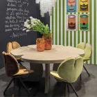 en la mesa de roble pulido con acabado de cera Andy viadurini