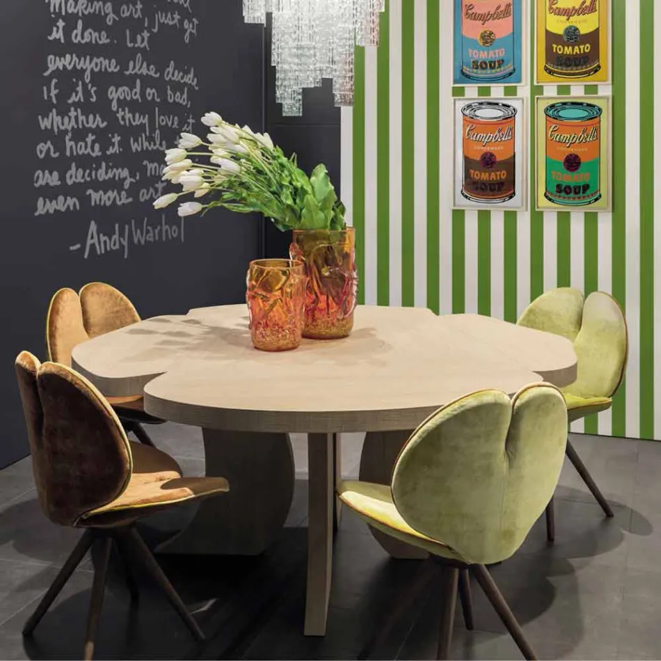 en la mesa de roble pulido con acabado de cera Andy viadurini