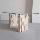 mesa de piedra con un diseño moderno de cristal de Príamo viadurini