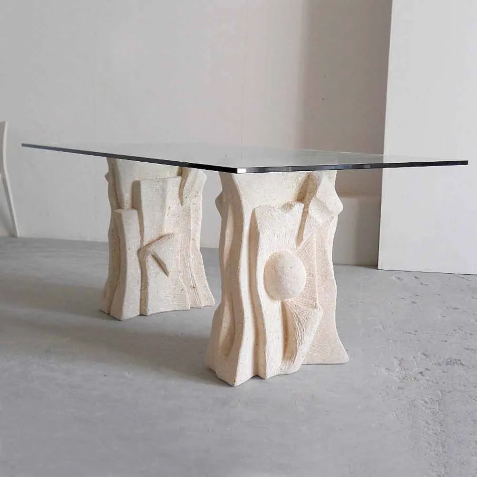 mesa de piedra con un diseño moderno de cristal de Príamo viadurini