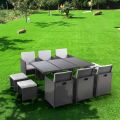 Mesa interior y exterior con 6 sillas con respaldo reclinable y 4 pufs - Venir