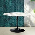 Mesa redonda Tulip de Saarinen, 74 cm de altura, en cerámica Statuario Florim brillante - Escarlata