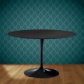Mesa Tulipán de Eero Saarinen, 74 cm de altura, en cerámica Domoos, fabricada en Italia - Escarlata