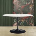 Mesa Tulip Saarinen H 74 con tapa ovalada de mármol de Carrara Made in Italy - Escarlata