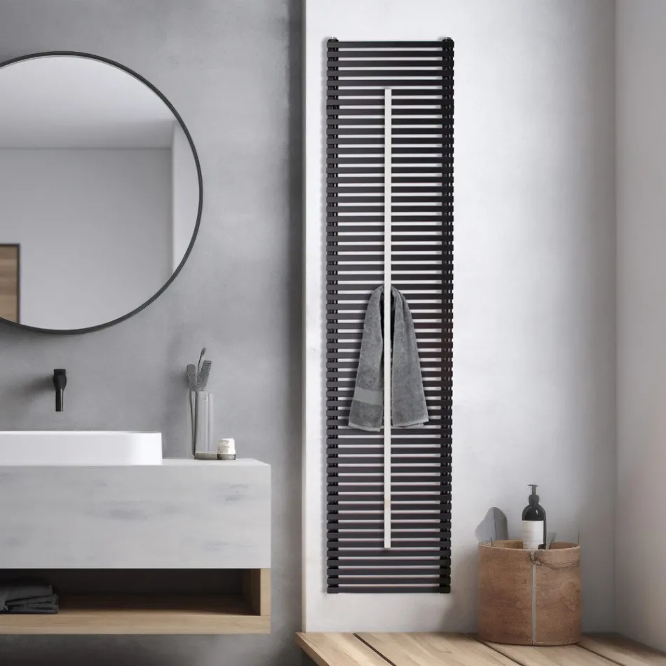 Radiador de acero al carbono con toallero, fabricado en Italia - Lux viadurini