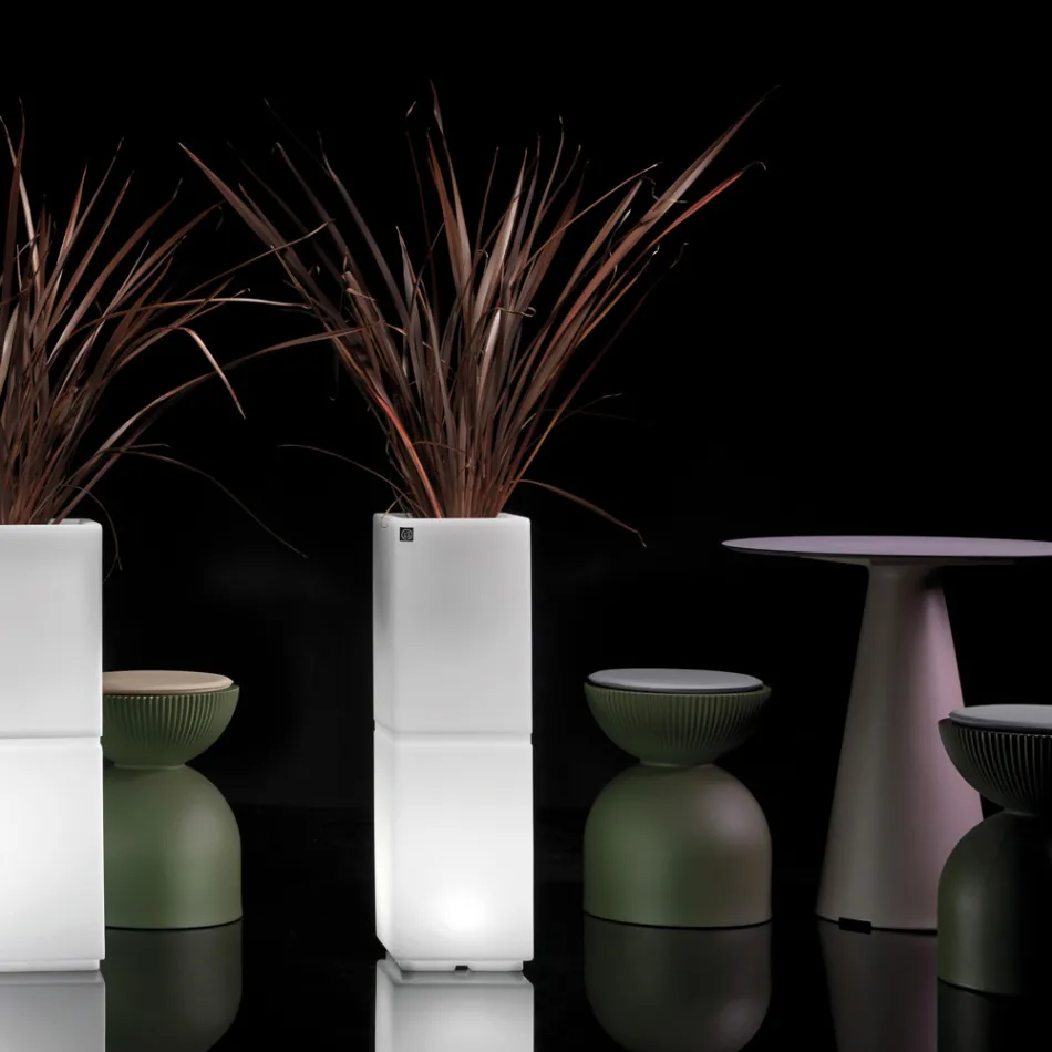 Lambo - Jarrón columna iluminado para exteriores de polietileno, fabricado en Italia. viadurini