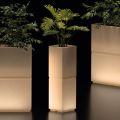 Lambo - Jarrón columna iluminado para exteriores de polietileno, fabricado en Italia.