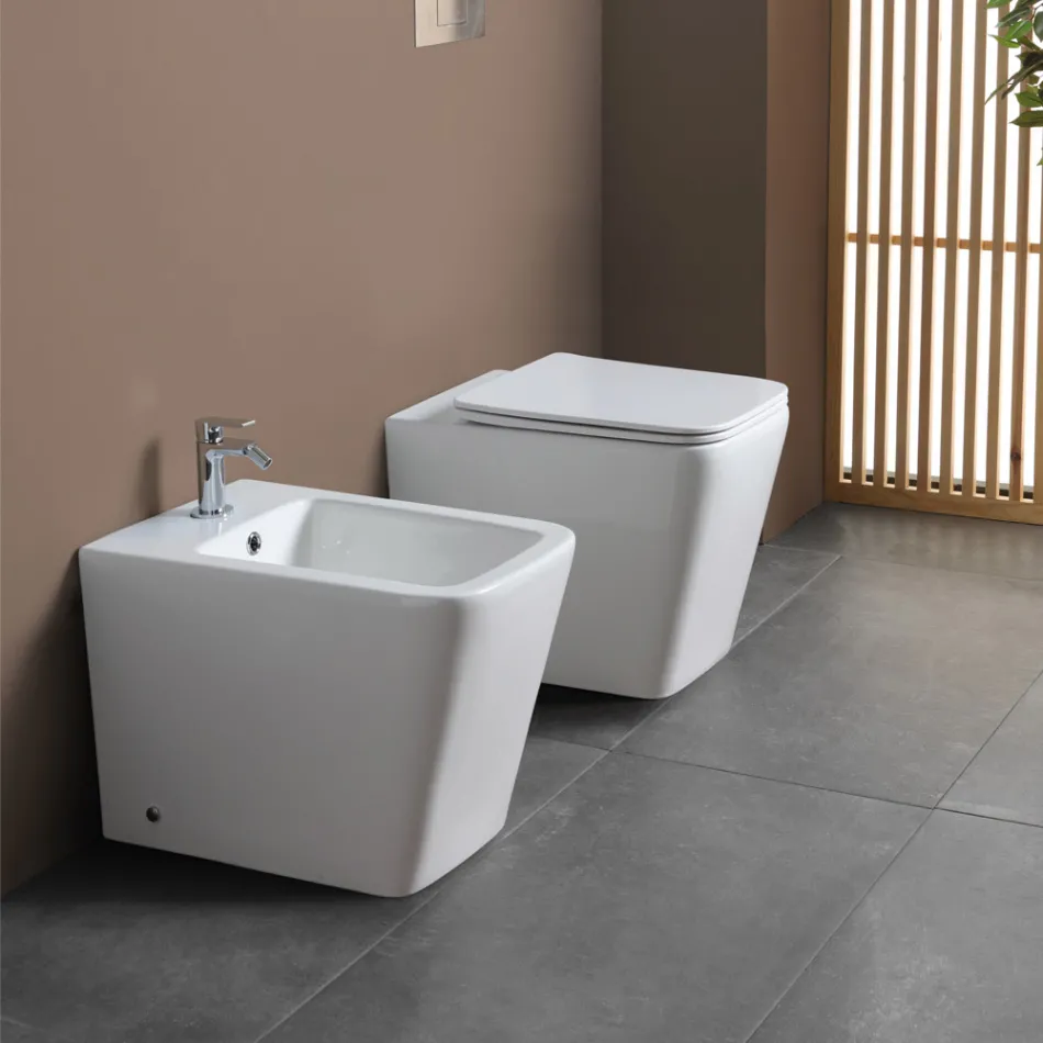 Inodoro de pie con asiento cerámico de cierre suave y diseño moderno - Giunco viadurini
