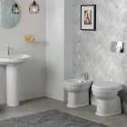 Inodoro moderno de cerámica blanca de pie con asiento de poliéster - Sílice viadurini