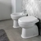 Inodoro cerámico de pie con asiento de poliéster y diseño moderno - Sílice viadurini